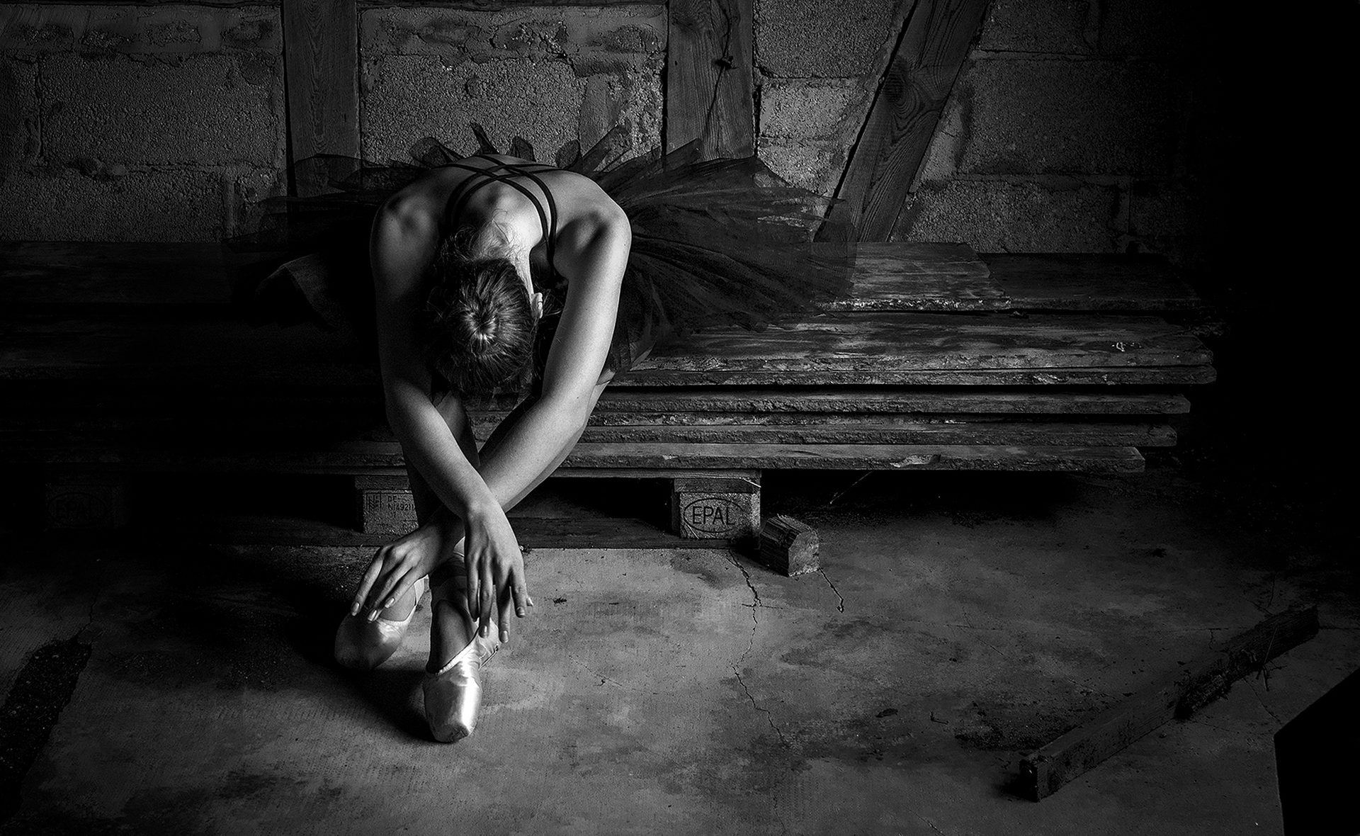 Ballerina in Schwarzweiß – Kunstfotografie von Barbara Hawlitzki