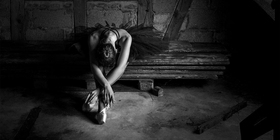 Ballerina in einem alten Dachboden – Kunstfotografie in Schwarzweiß