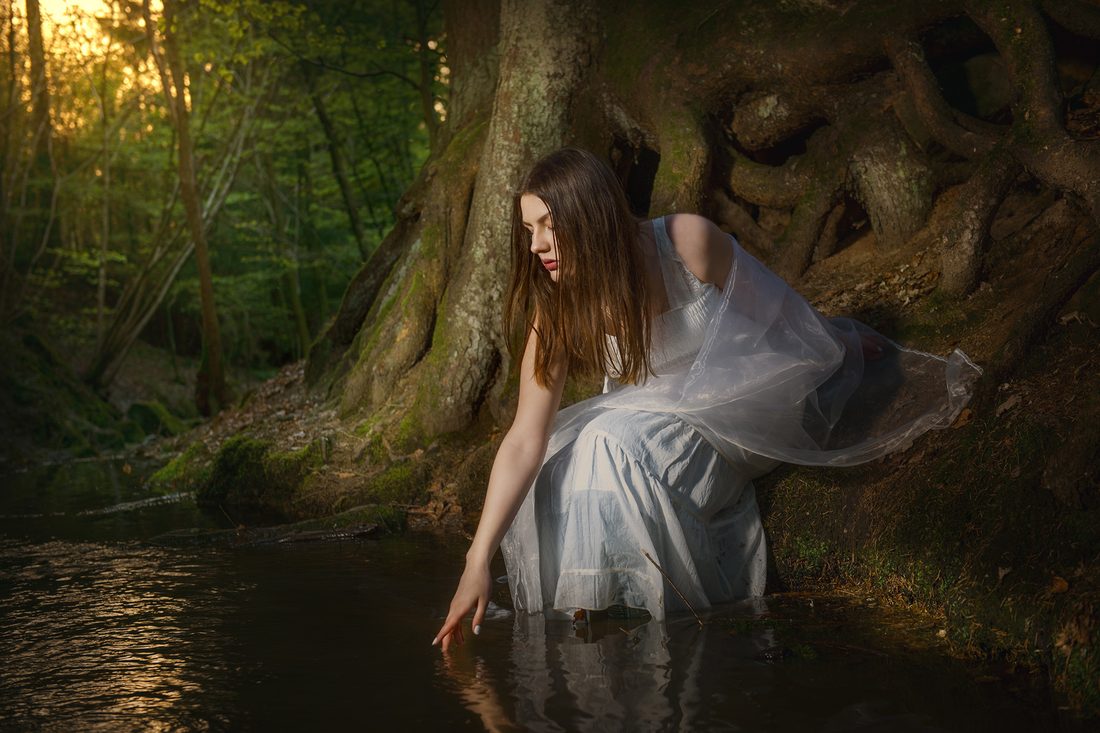 Ätherische Kunstaufnahme einer Frau im Wald