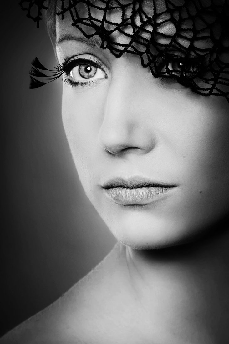 Künstlerisches Schwarzweiß-Portrait mit Spitze