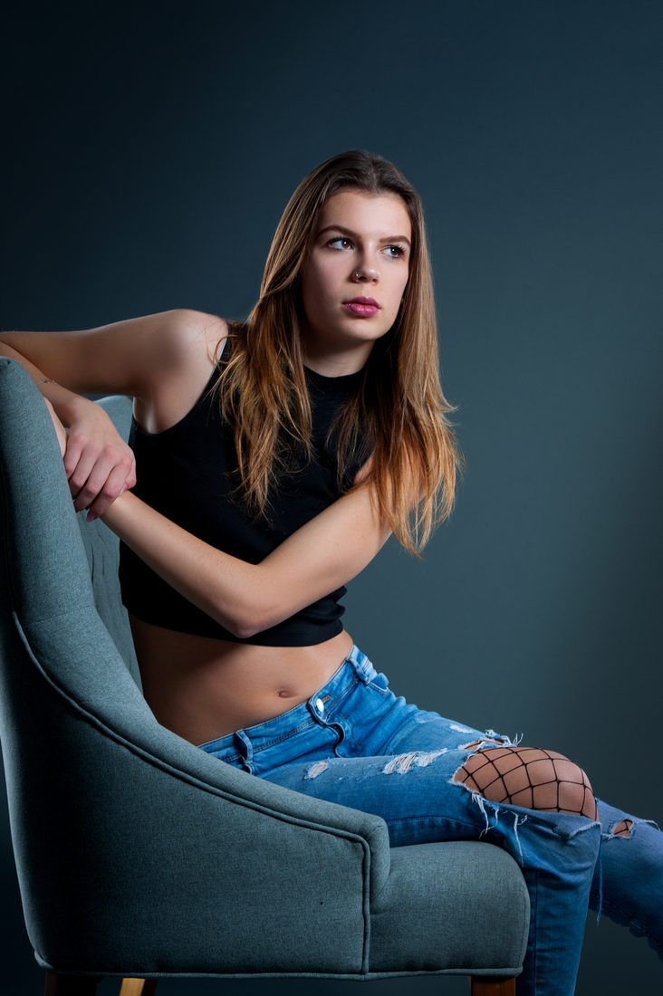 Studio-Portrait einer jungen Frau vor dunklem Hintergrund – Fotostudio Barbara Hawlitzki