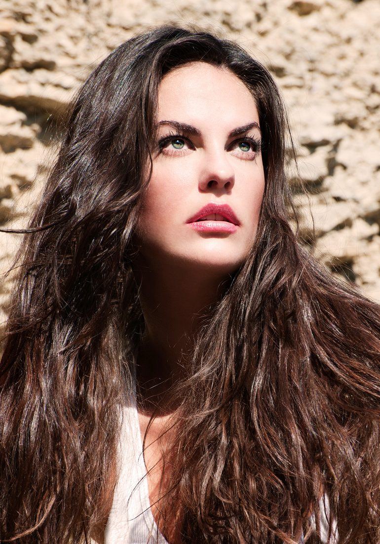 Natürliches Frauenportrait mit langem Haar im Studio