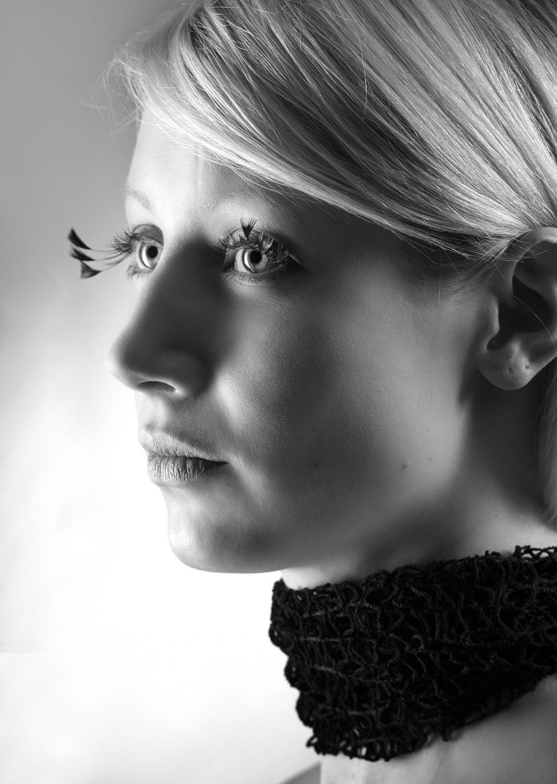 Feines Schwarzweiß-Portrait einer Frau im Profil